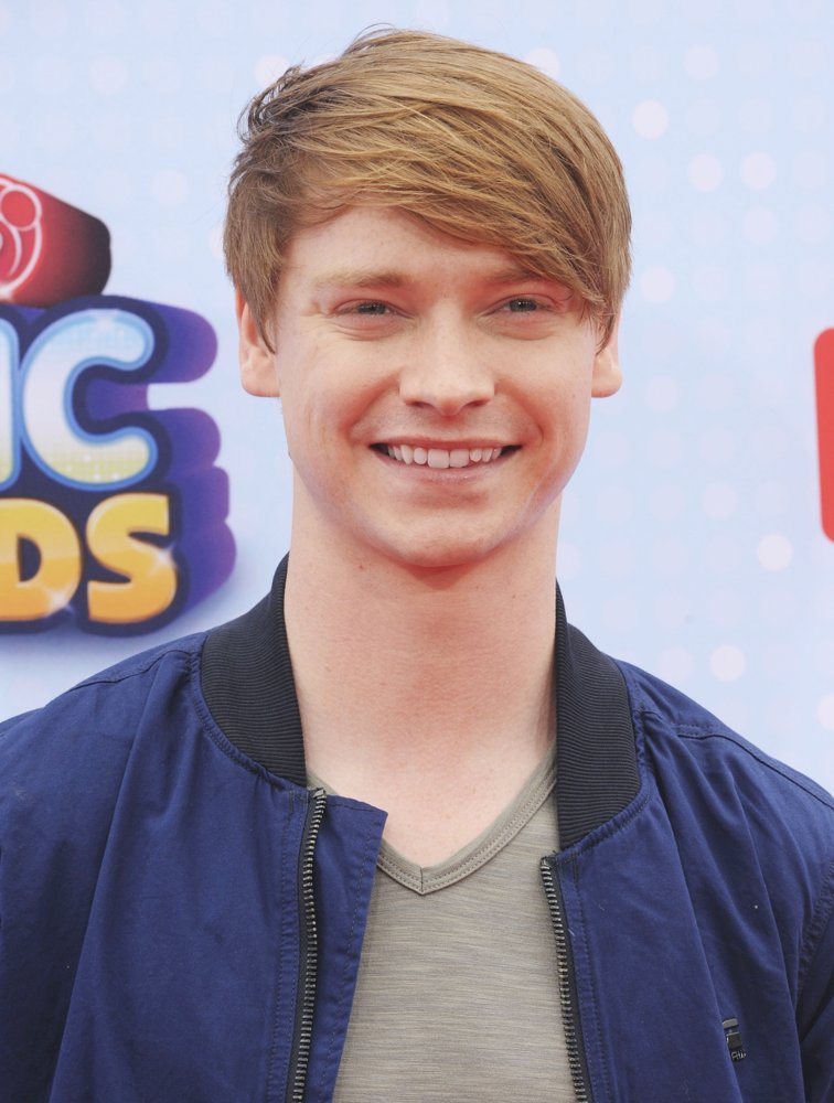 Calum Worthy;<br>2015 Radio Disney Music Awards - Arrivals