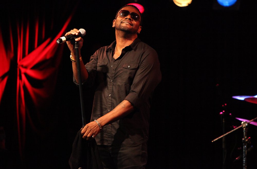 Carl Thomas Performs