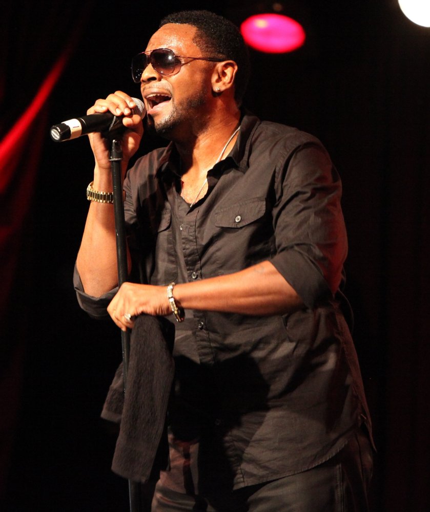 Carl Thomas Performs