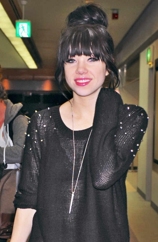 Carly Rae Jepsen Arrives in Tokyo