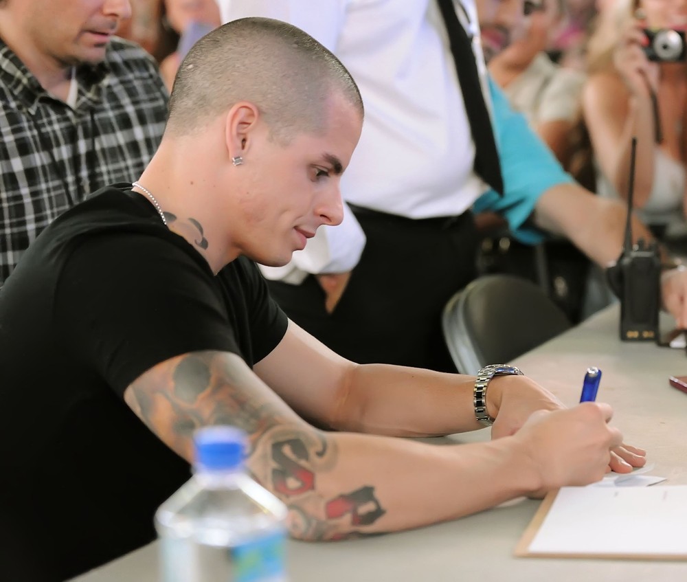 Casper Smart;<br>Casper Smart Signs Autographs
