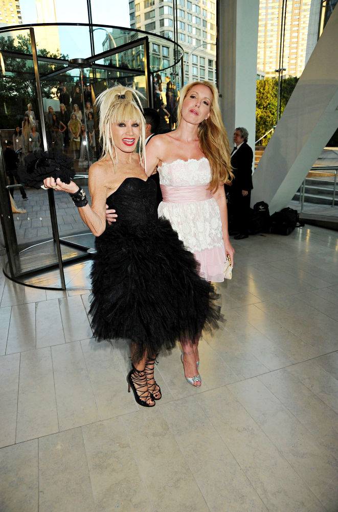 Betsey Johnson;Lulu Johnson;<br>2010 CFDA Fashion Awards - Arrivals