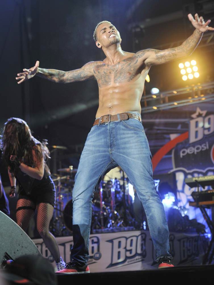 chris-brown-toppless