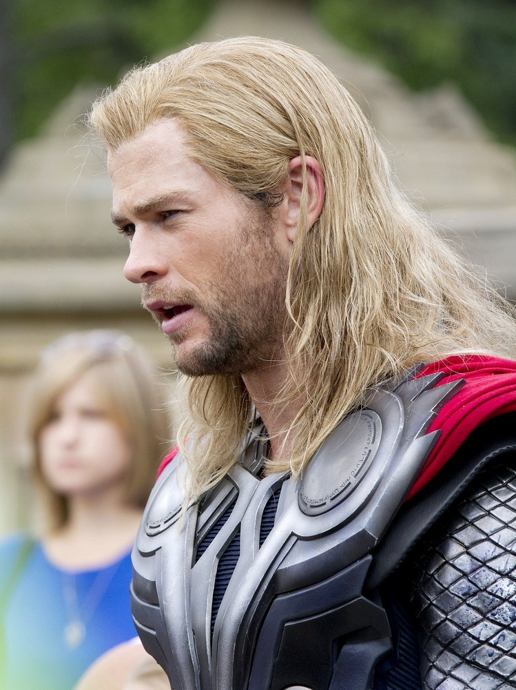Chris Hemsworth Picture 58 Actors On The Set Of The Avengers
