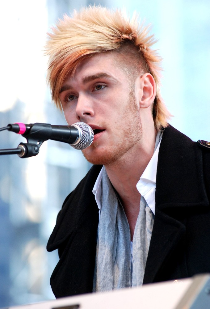 Colton Dixon;<br>Colton Dixon Performs at The BMO Harris Bank Magnificent Mile Lights Festival