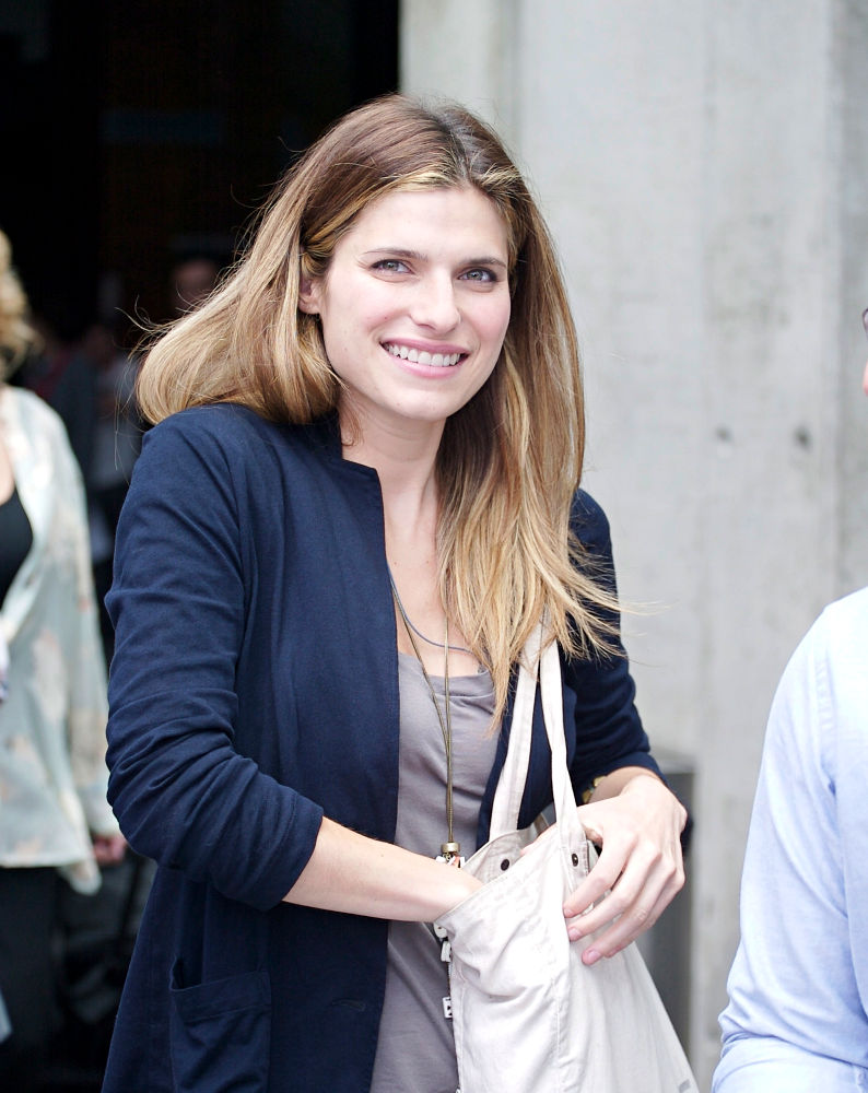 Amanda Peet;<br>Comic Con 2010 - Day 1 - Arrivals