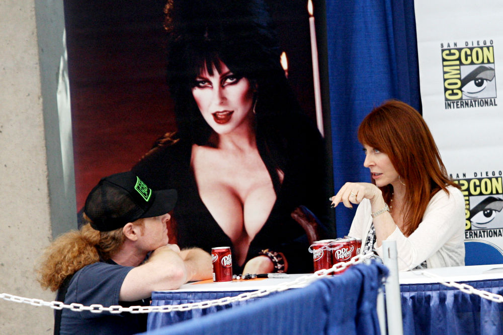 Cassandra Peterson;<br>Comic Con 2010 - Day 2 - Autograph Session