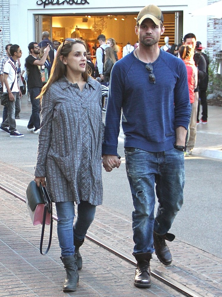 Rachael Leigh Cook and Daniel Gillies Shopping