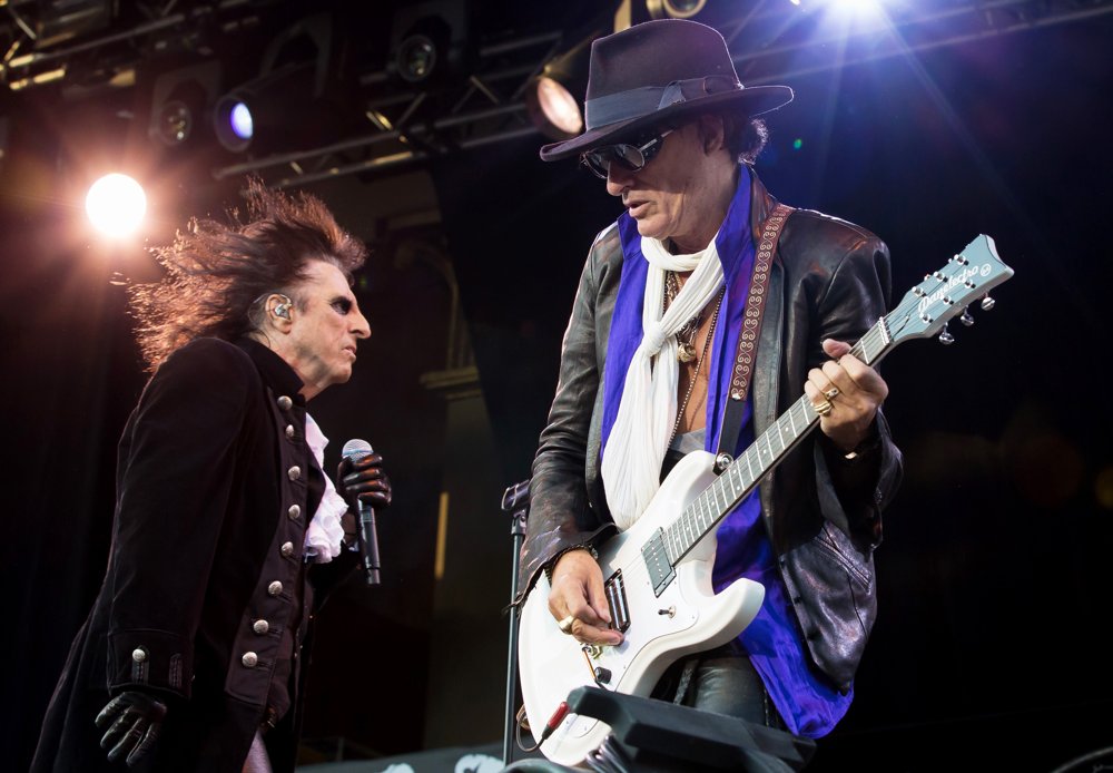 Hollywood Vampires Performing Live