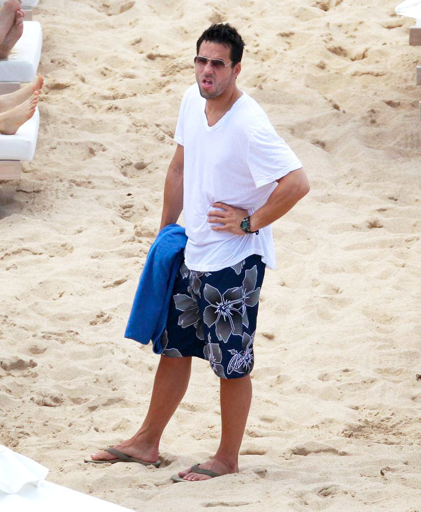 Josh Hopkins;<br>Courteney Cox Enjoying A Day on Flamands Beach