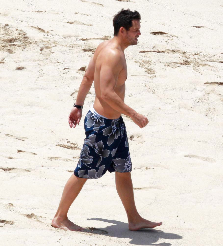 Josh Hopkins;<br>Courteney Cox Enjoying A Day on Flamands Beach