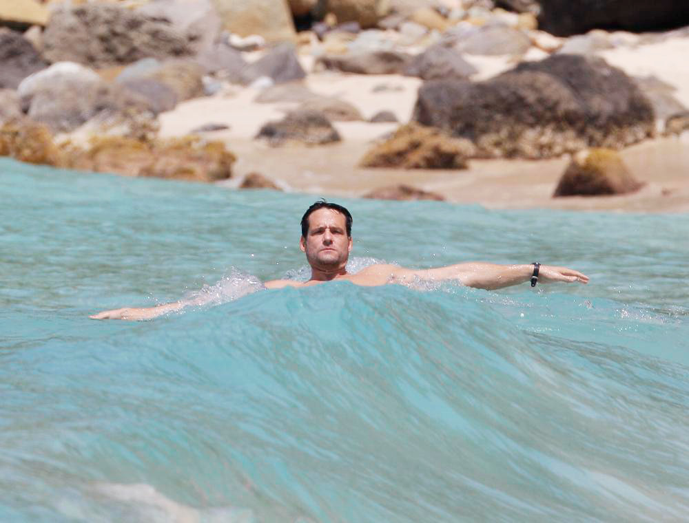 Josh Hopkins;<br>Courteney Cox Enjoying A Day on Flamands Beach