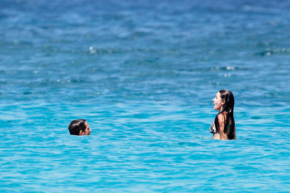 Josh Hopkins;Courteney Cox;<br>Courteney Cox Enjoying A Day on Flamands Beach