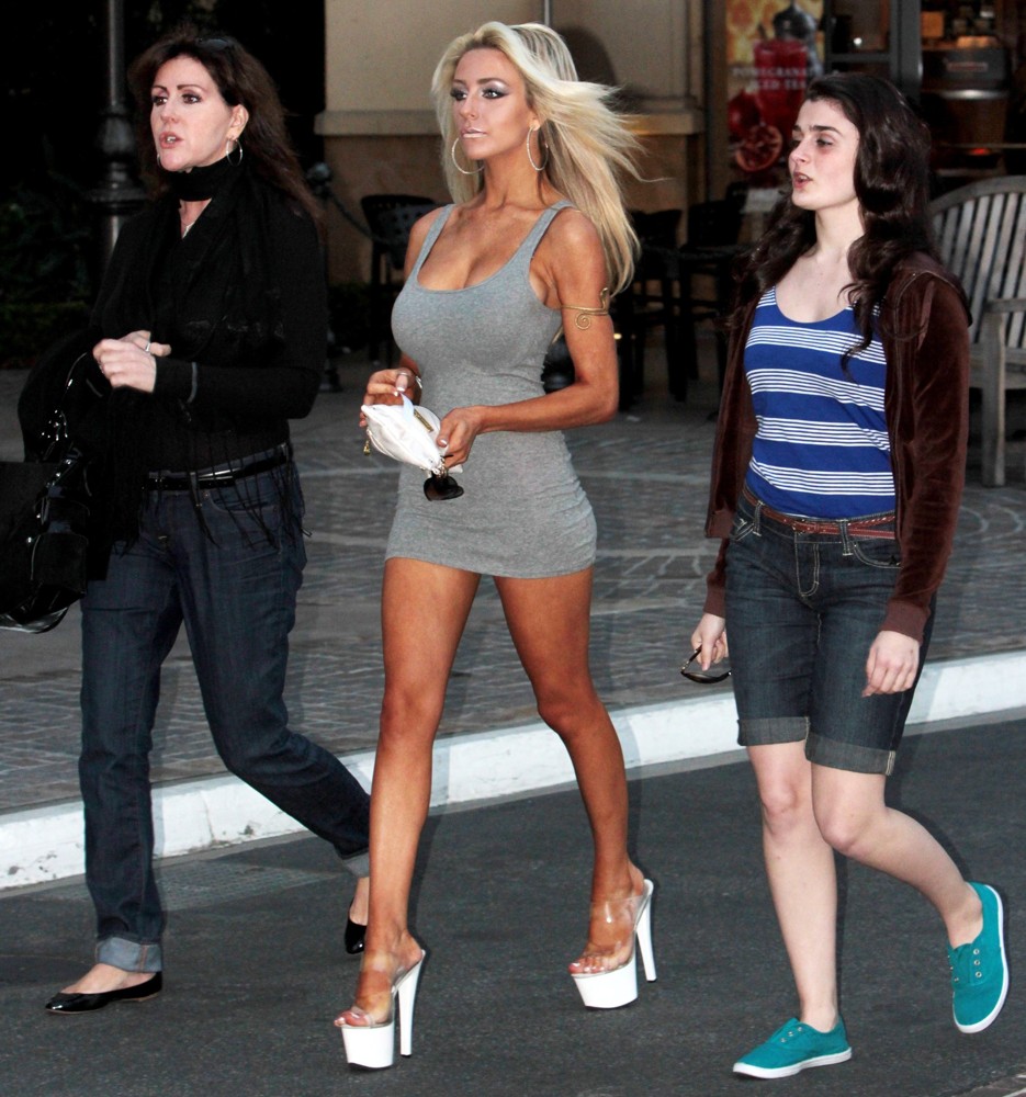 Courtney Stodden;<br>Courtney Stodden Spends The Day Shopping