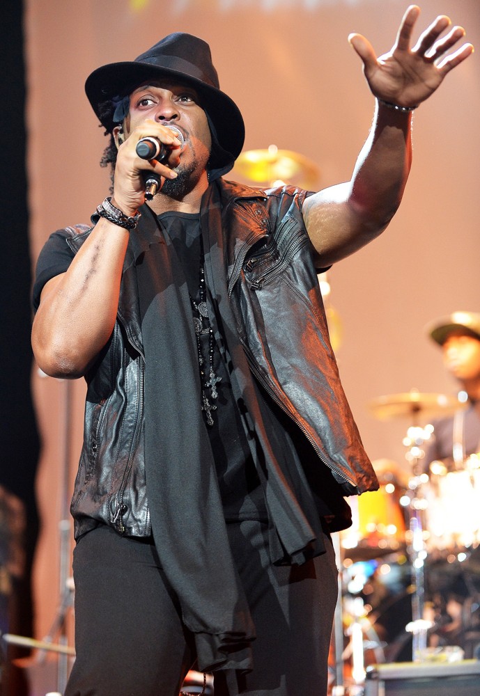 D'Angelo Picture 1 - D'Angelo Performs Live as Part of The Liberation Tour