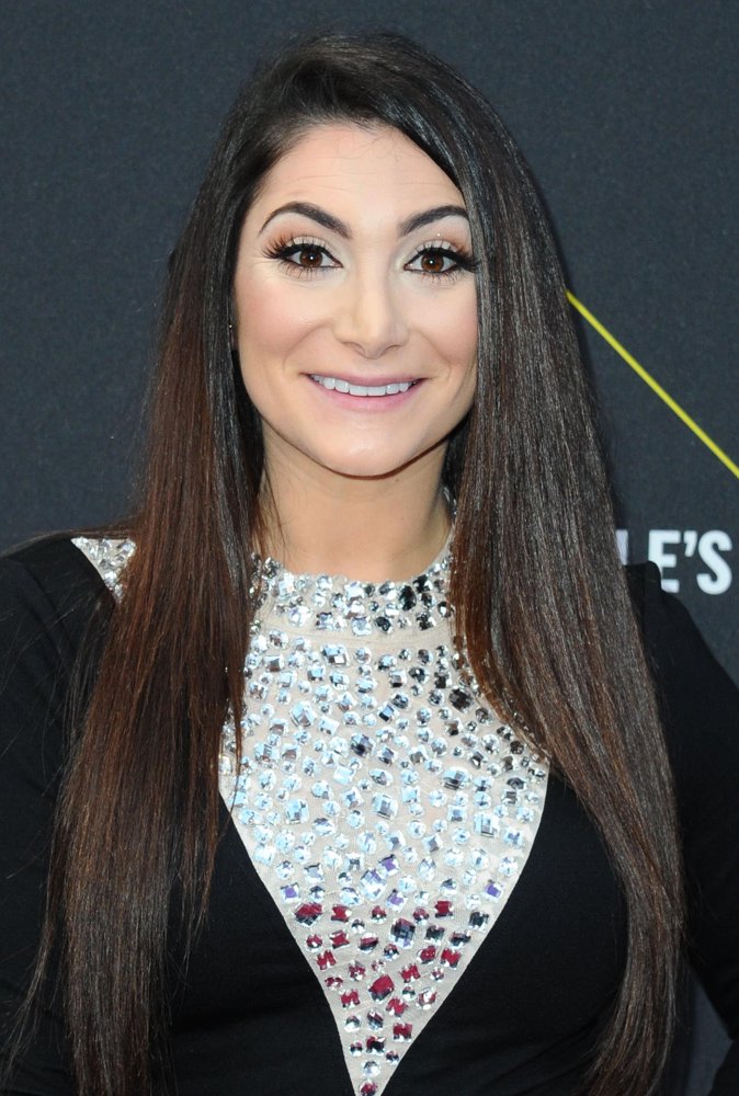 Deena Nicole;<br>E! People's Choice Awards 2019 - Arrivals