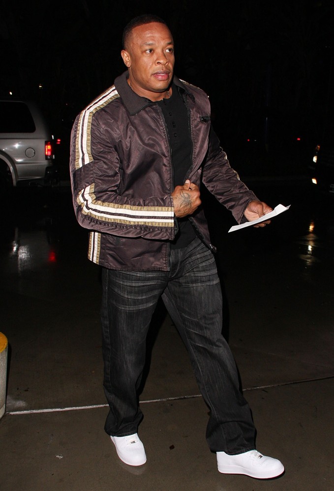 Dr. Dre Picture 21 - Dr. Dre Outside BOA Steakhouse
