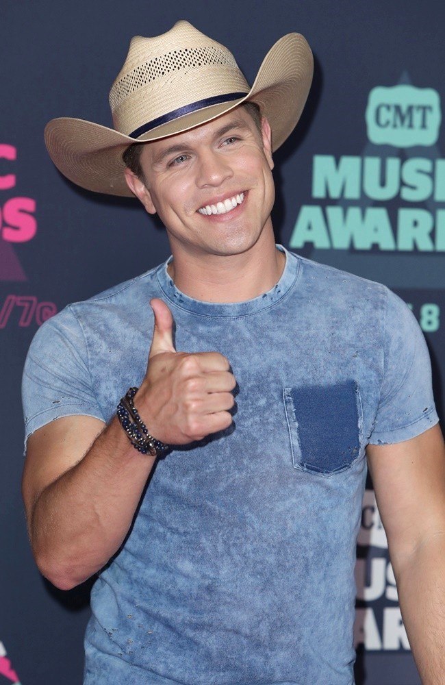 Dustin Lynch Picture 26 2016 CMT Music Awards Arrivals