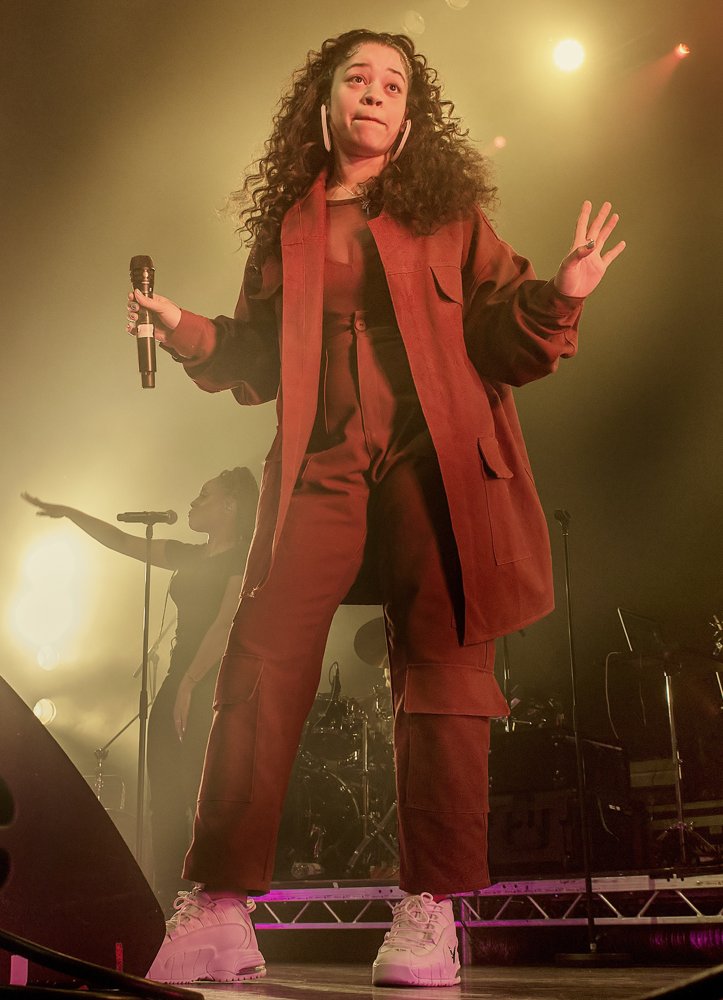 Ella Mai Performing