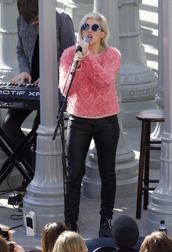 Ellie Goulding;<br>Ellie Goulding Performs A Free Impromptu Show