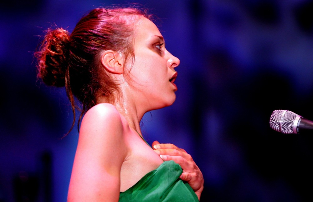 Fiona Apple;<br>Fiona Apple Performing