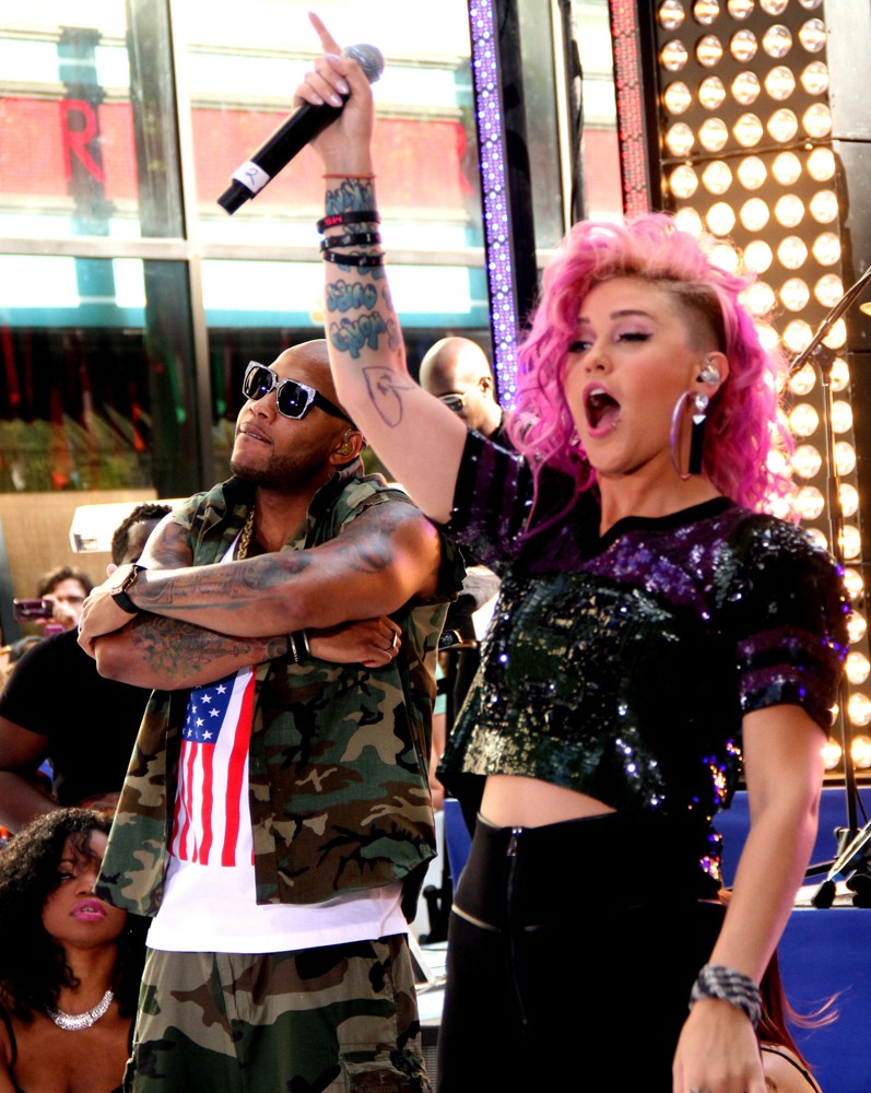 Flo Rida Picture 1 - Flo Rida and StayC Jenedo Perform at The Toyota ...