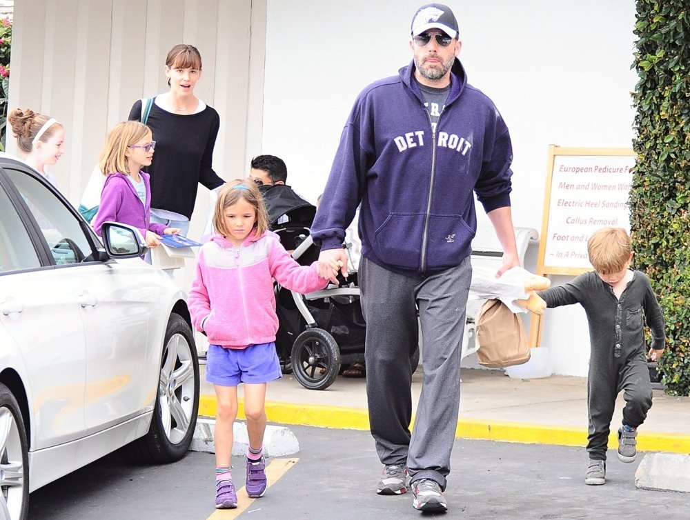 Jennifer Garner and Ben Affleck Take Their Children to The Farmers Market