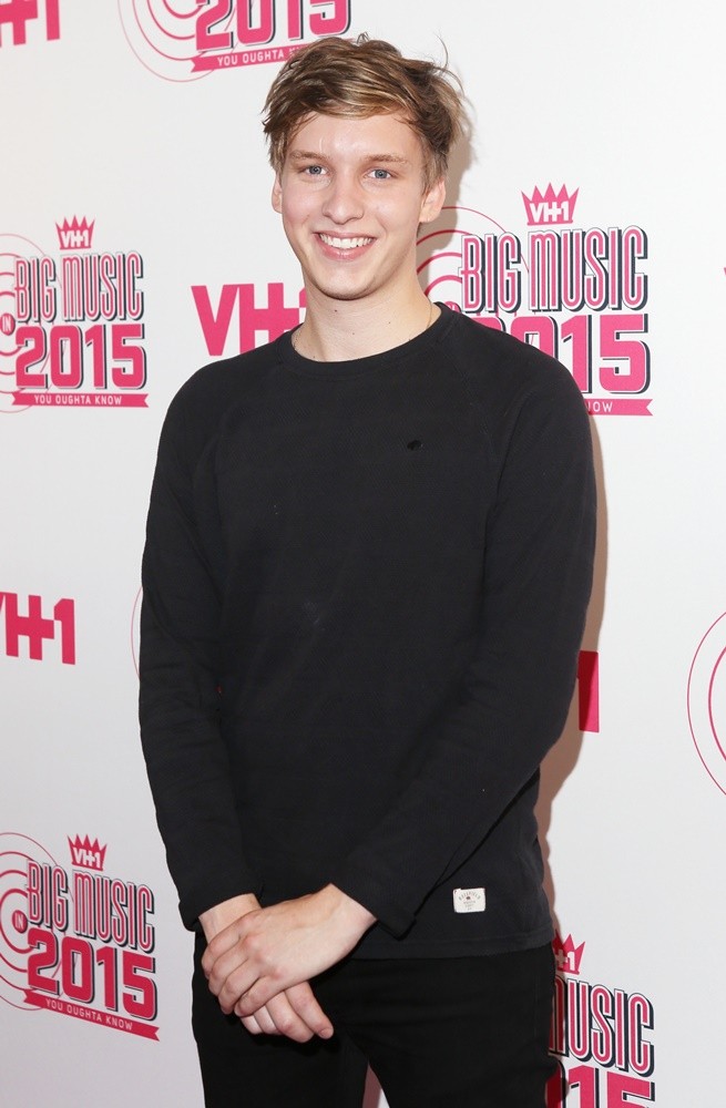 George Ezra Pictures with High Quality Photos