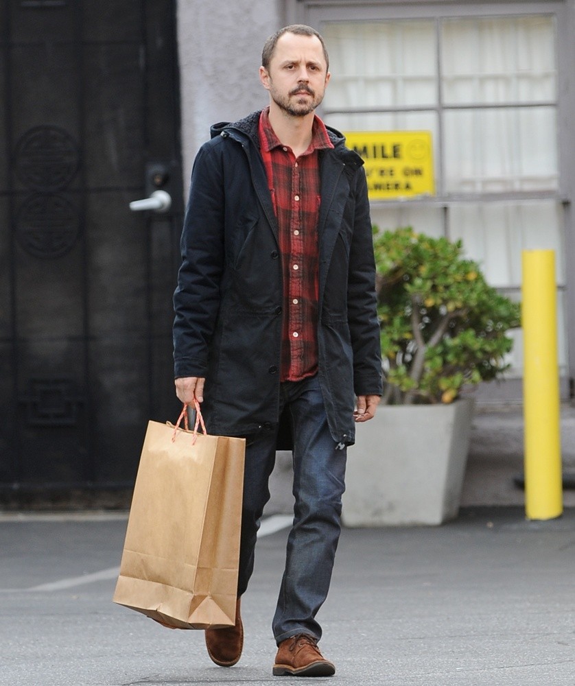 Giovanni Ribisi Does His Last Minute Shopping