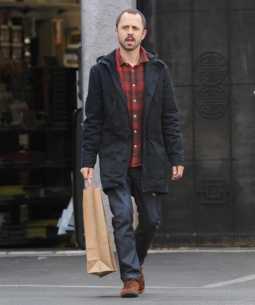 Giovanni Ribisi Does His Last Minute Shopping