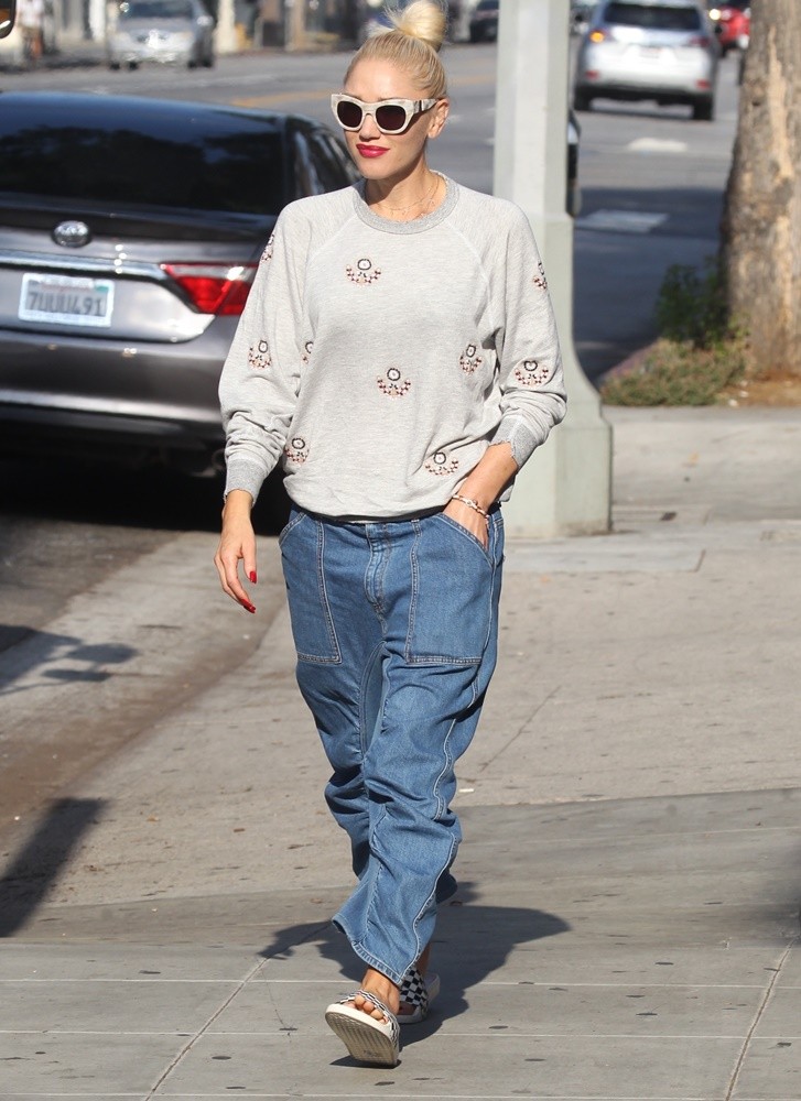 Gwen Stefani Waiting for The School Bus to Pick Up Kingston Rossdale