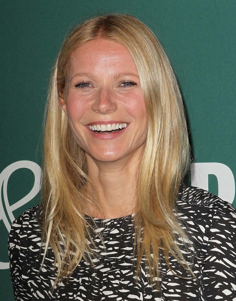 Gwyneth Paltrow Picture 148 - Gwyneth Paltrow Signs Copies of Her Book