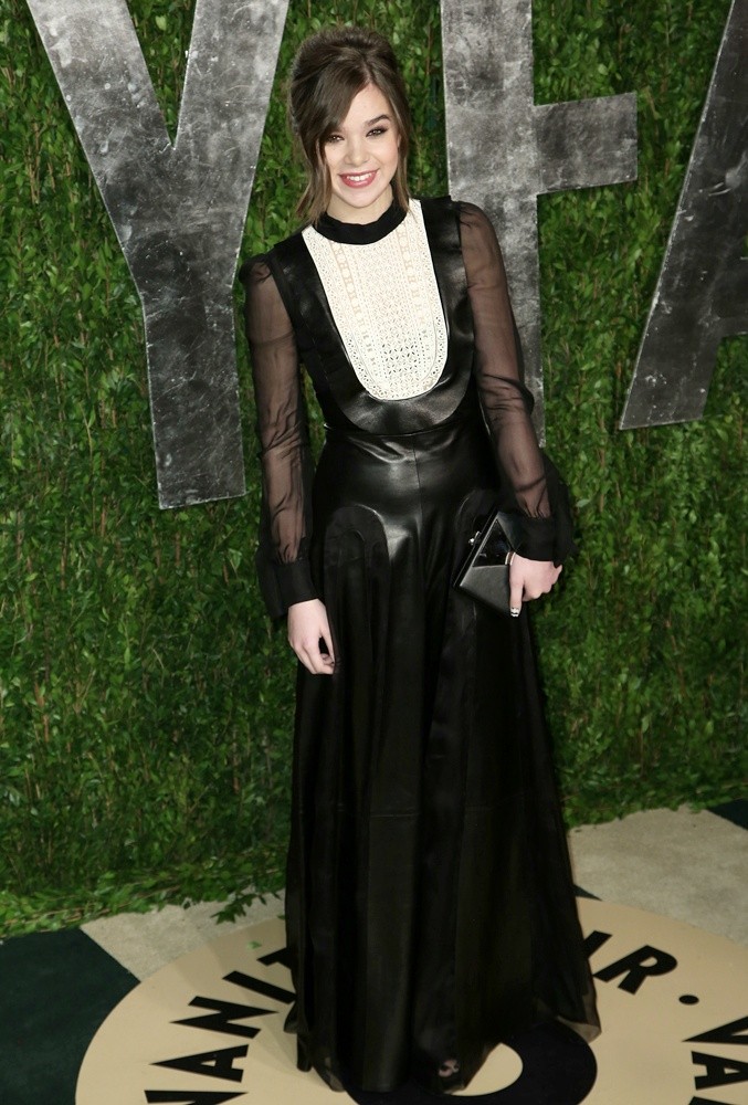 Hailee Steinfeld;<br>2013 Vanity Fair Oscar Party - Arrivals