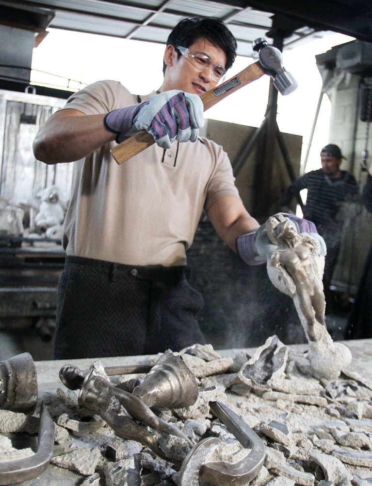 Harry Shum Jr.;<br>SAG Awards Pouring of Statuette 2019