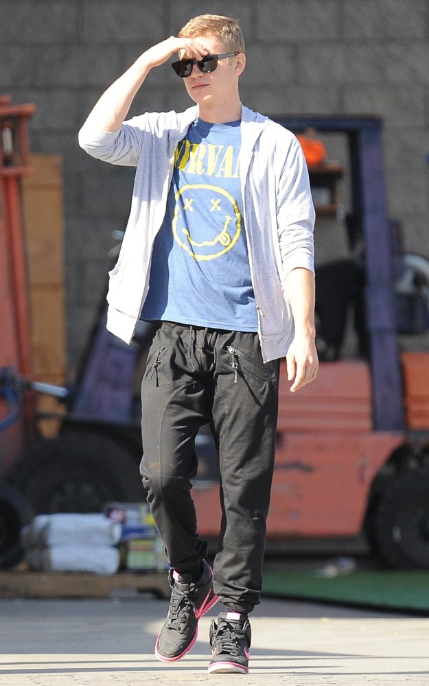 Hayden Christensen;<br>Hayden Christensen Buying Materials for A Swimming Pool
