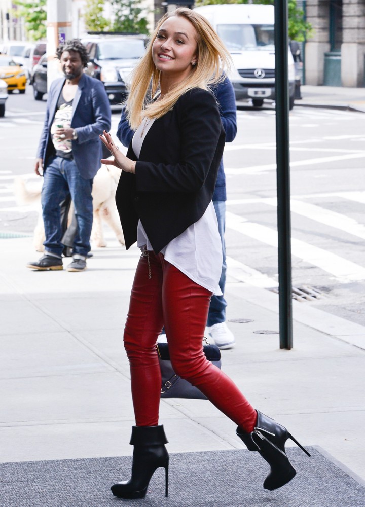 Hayden Panettiere Enters Her Hotel