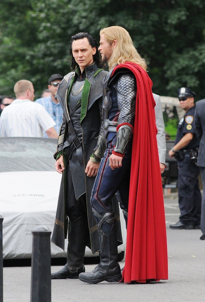 Tom Hiddleston;Chris Hemsworth;<br>Actors on The Set of The Avengers Shooting on Location in Manhattan