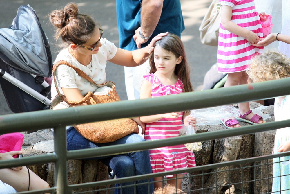Katie Holmes;Suri Cruise;<br>Katie Holmes and Suri Cruise Spend The Afternoon at The Central Park Zoo