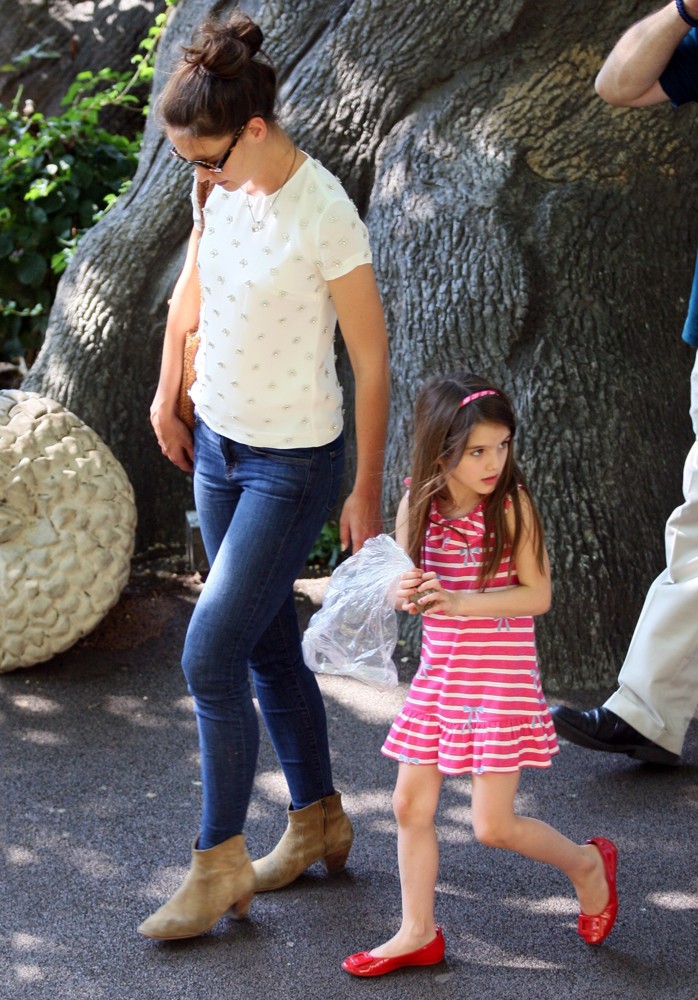 Katie Holmes;Suri Cruise;<br>Katie Holmes and Suri Cruise Spend The Afternoon at The Central Park Zoo