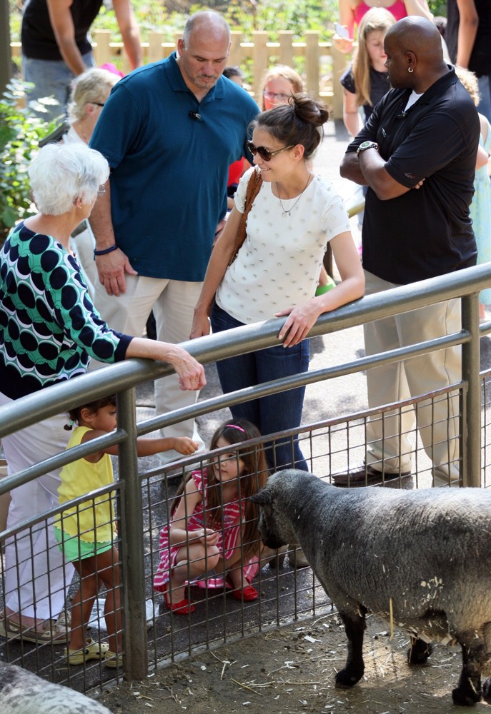 Suri Cruise;Katie Holmes;<br>Katie Holmes and Suri Cruise Spend The Afternoon at The Central Park Zoo