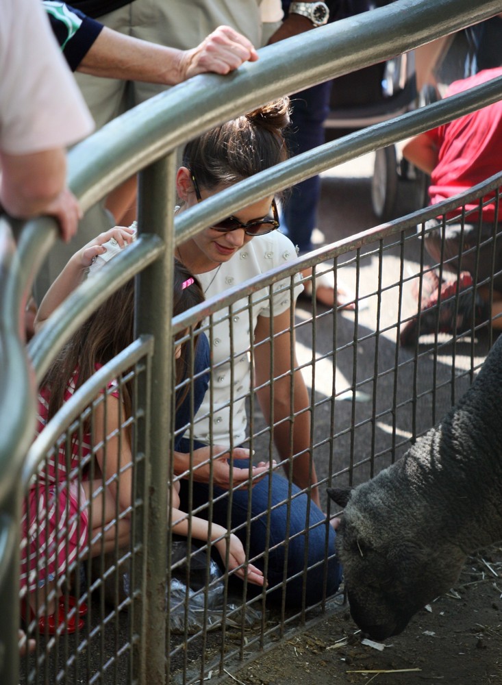 Suri Cruise;Katie Holmes;<br>Katie Holmes and Suri Cruise Spend The Afternoon at The Central Park Zoo