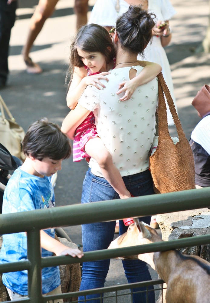 Suri Cruise;Katie Holmes;<br>Katie Holmes and Suri Cruise Spend The Afternoon at The Central Park Zoo