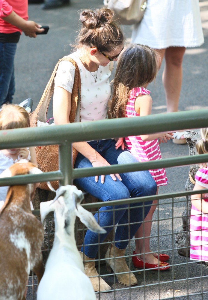 Katie Holmes;Suri Cruise;<br>Katie Holmes and Suri Cruise Spend The Afternoon at The Central Park Zoo