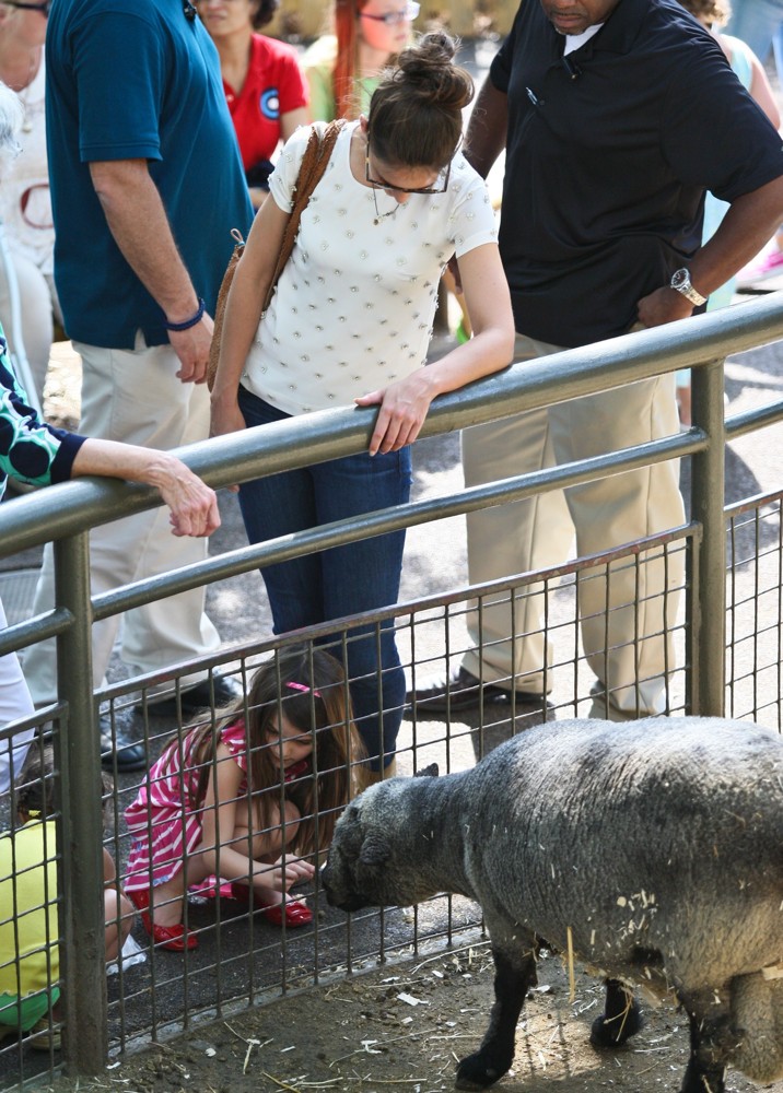 Suri Cruise;Katie Holmes;<br>Katie Holmes and Suri Cruise Spend The Afternoon at The Central Park Zoo