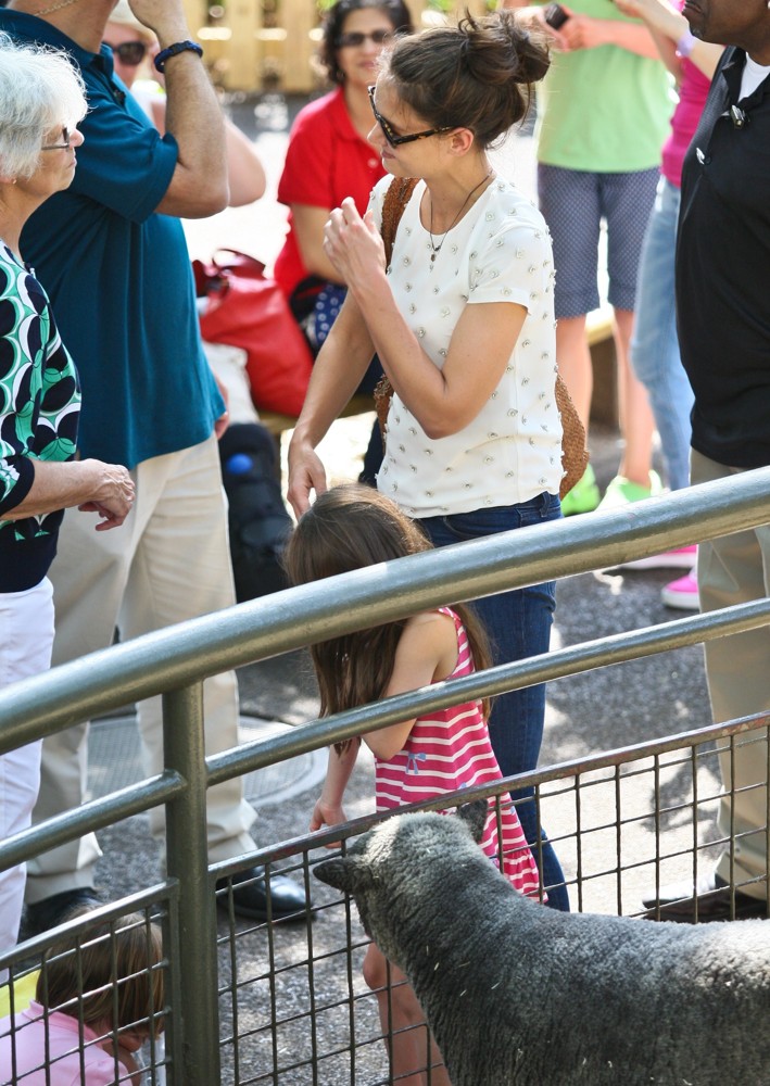 Suri Cruise;Katie Holmes;<br>Katie Holmes and Suri Cruise Spend The Afternoon at The Central Park Zoo