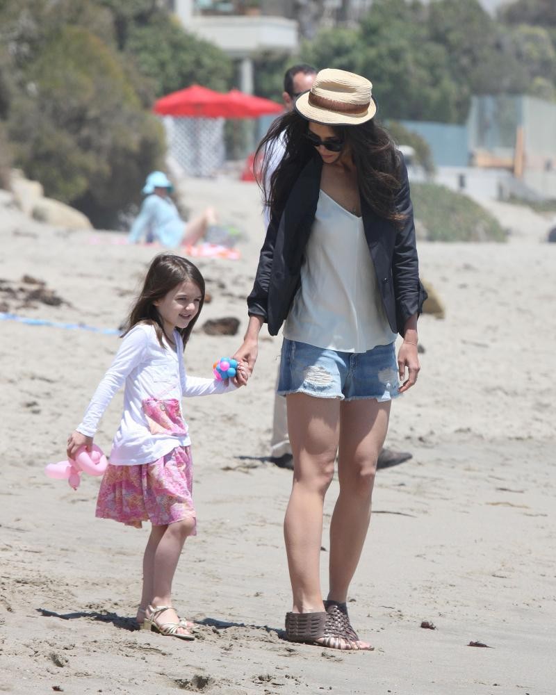 Katie Holmes;Suri Cruise;<br>Memorial Day Beach Party