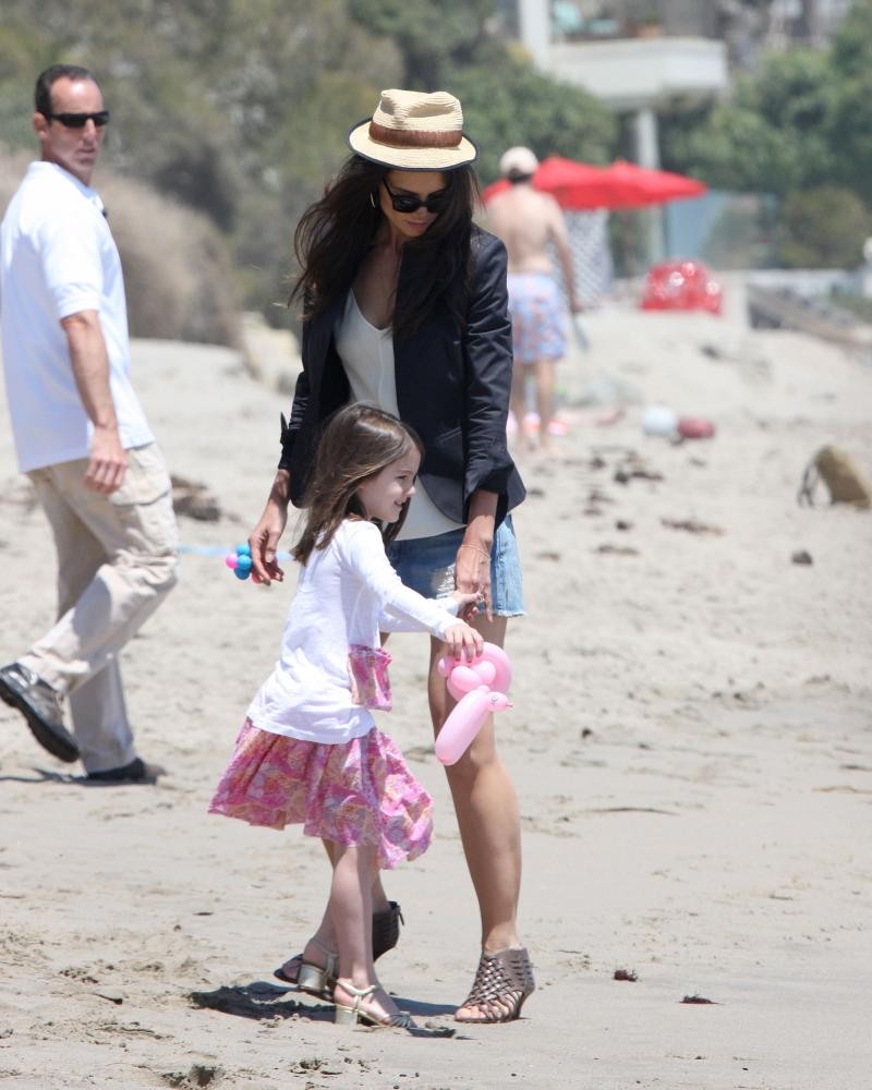 Katie Holmes;Suri Cruise;<br>Memorial Day Beach Party