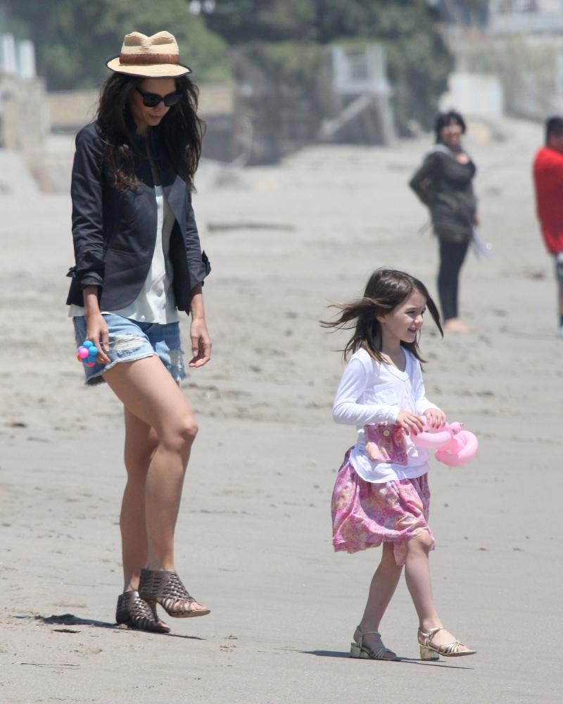 Katie Holmes;Suri Cruise;<br>Memorial Day Beach Party