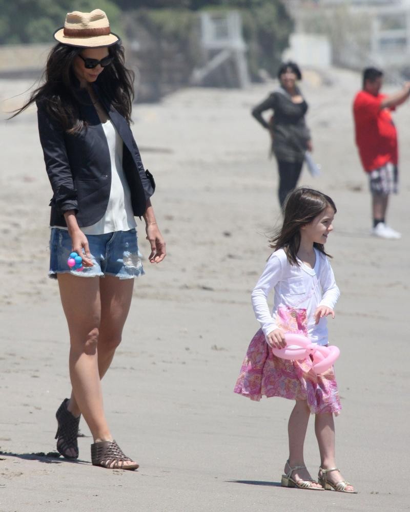Katie Holmes;Suri Cruise;<br>Memorial Day Beach Party