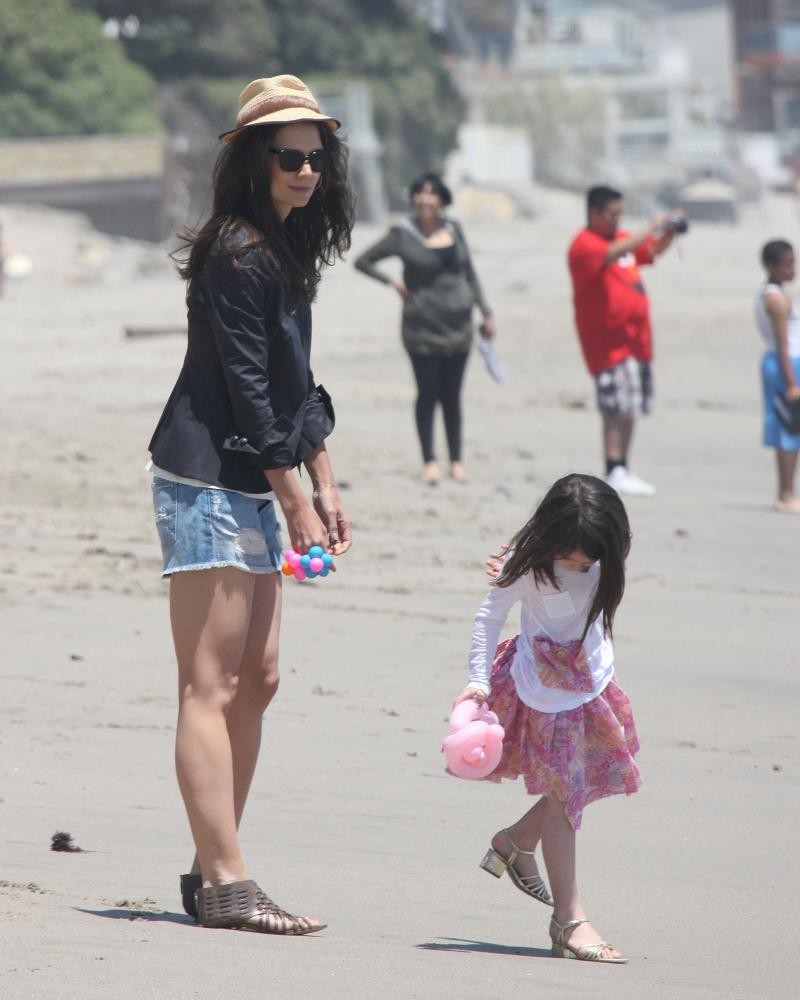 Katie Holmes;Suri Cruise;<br>Memorial Day Beach Party